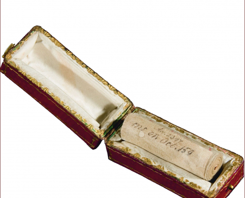 Rotes Lederkästchen mit Goldverzierungen für die Aufbewahrung der Bhagavadgītā - Signatur: Ms. or. oct. 158