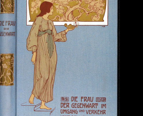 Ein Verlagseinband aus hellblauem Gewebe im Jugendstil für: Die Frau der Gegenwart im Umgang und Verkehr (Weiblicher "Knigge" von Zoë von Reuss, Berlin 1902