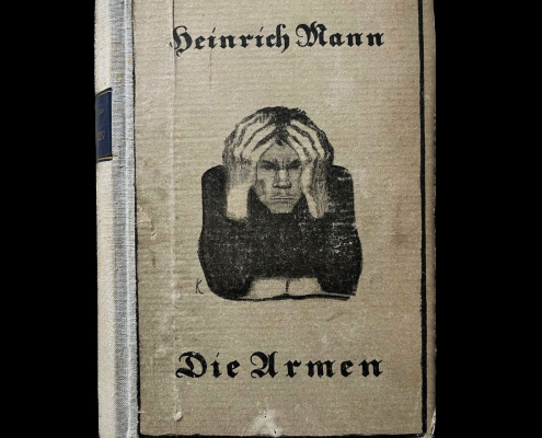 Verlagseinband mit einer Zeichnung von Käther Kollwitz für: Heinrich Mann: Die Armen, Leipzig 1917 – Signatur: 19 ZZ 6412