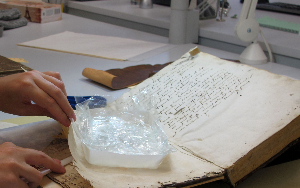 Restaurierung eines Einbandes aus dem 16. Jahrhundert in der Staatsbibliothek zu Berlin - Signatur: Bg 2233 S16