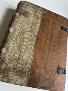 Halbband: Einband aus Holz, bei dem der Rücken und ein Teil der Deckel mit Leder bezogen wurde. - 16. Jahrhundert - Signatur: Wi 7872 : S16