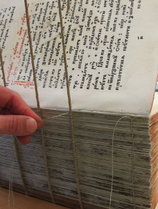 Neue Heftung eines kirchenslawischen Druckes in der Restaurierungswerkstatt der Staatsbibliothek zu Berlin - 17. Jahrhundert – Signatur: 4