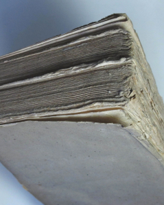 Eine ungebundene und lediglich geklebte Interimsbroschur mit handschriftlicher Rückenbeschriftung. 1818 - Signatur: 19 ZZ 16157