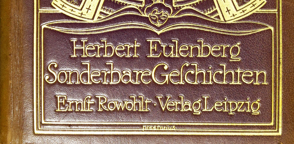 Auch der Schriftzug „preetorius“ unten mittig auf dem vorderen Deckel steht für Emil Preetorius (1883-1973). Verlagseinband des Rowohlt-Verlages Leipzig für: Sonderbare Geschichten von Herbert Eulenberg, 1911 – Signatur: 50 MA 30078 : EBD