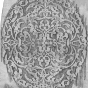 Filigrane Platte mit ornamentalem Motiv